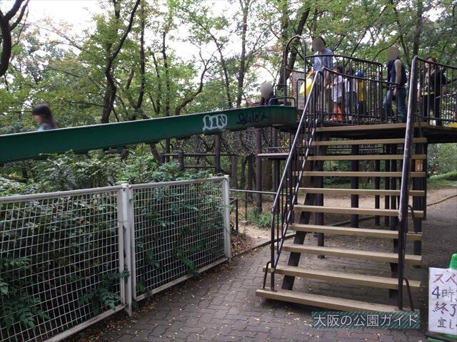 「千里中央公園」ローラー滑り台の入口