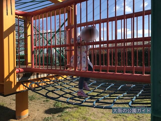 「新町南公園」の大型遊具、下がネットになっている