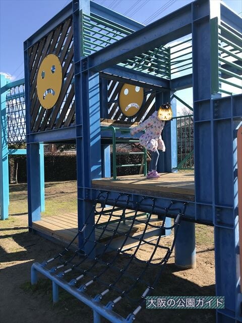 「新町南公園」の大型遊具、階段と縄の梯子