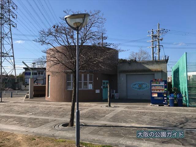 松原市「新町南公園」トイレと自動販売機