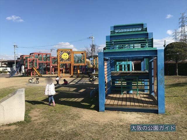 「新町南公園」端から見た大型遊具