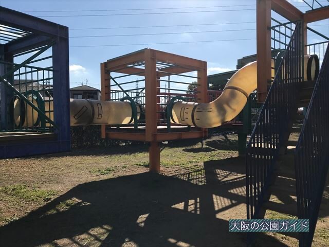 「新町南公園」の大型遊具、チューブを行き来することができる