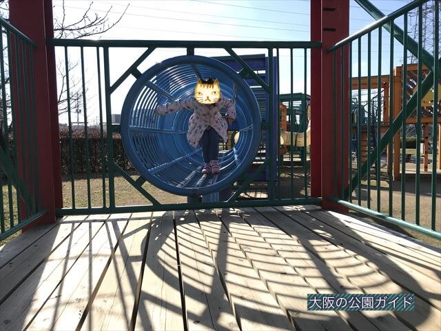 「新町南公園」の大型遊具、輪をくぐって出てきた様子