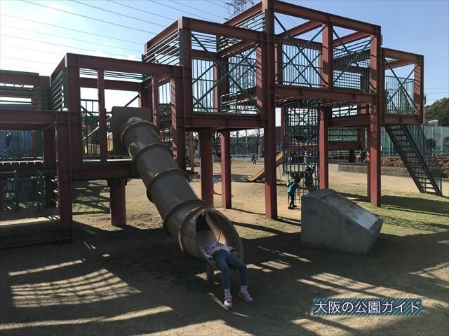 「新町南公園」の大型遊具、チューブスライダーを滑る