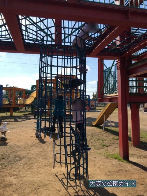「新町南公園」の大型遊具、縄の梯子を上る子供たち