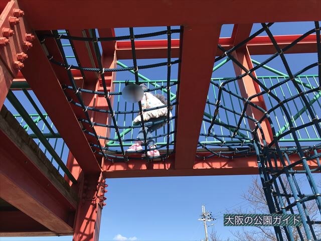 松原市「新町南公園」の大型遊具、網目状の道を歩く子供