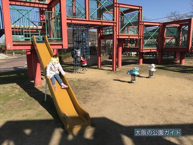 「新町南公園」の大型遊具、滑り台
