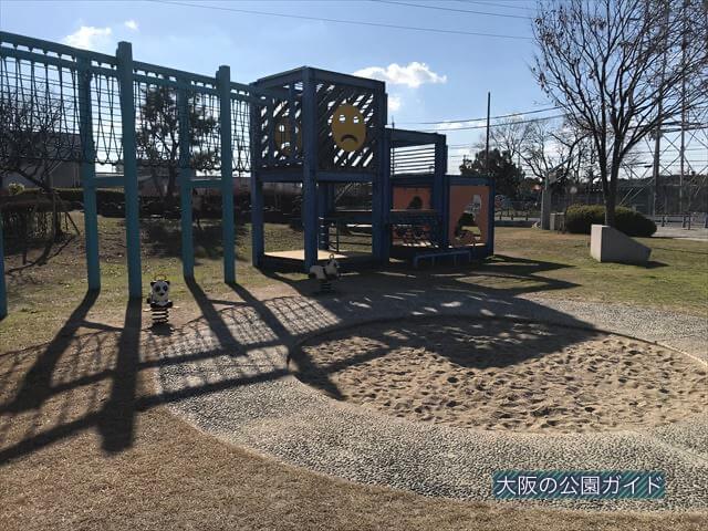 「新町南公園」の大型遊具と砂場