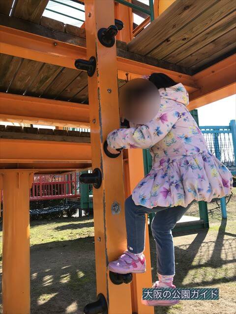 「新町南公園」の大型遊具、ステップから登る様子