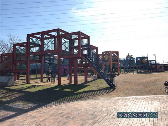 松原市「新町南公園」の大型遊具全体の様子