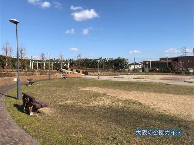 「新町南公園」芝生広場とベンチ
