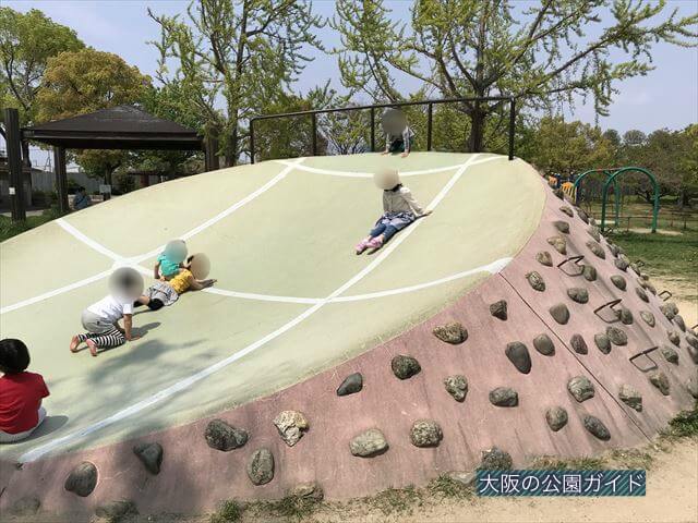 城北公園の遊具、石の滑り台