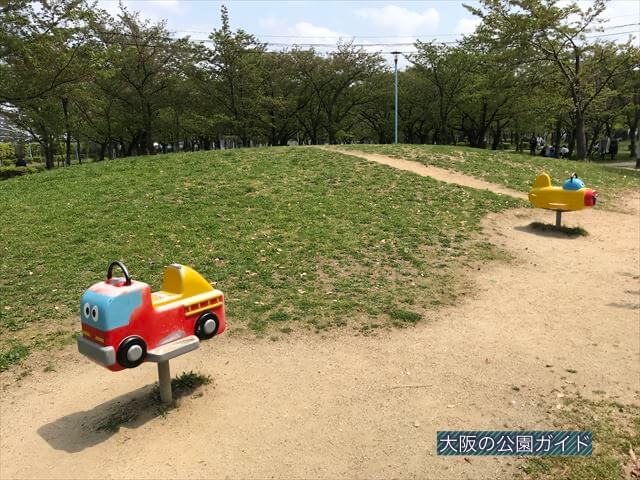 城北公園の遊具、大池東側ゾーンにある前後に動く乗り物