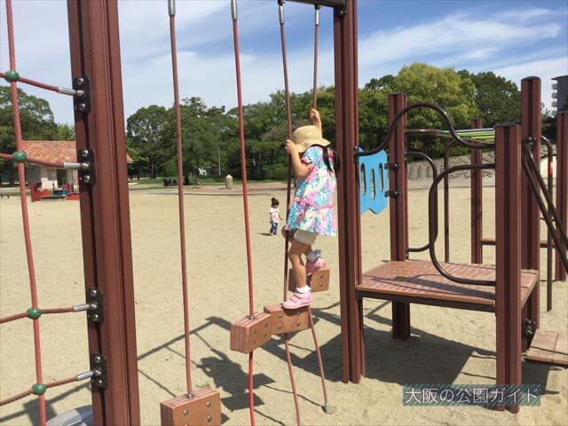 住之江公園のアスレチック遊具で遊ぶ