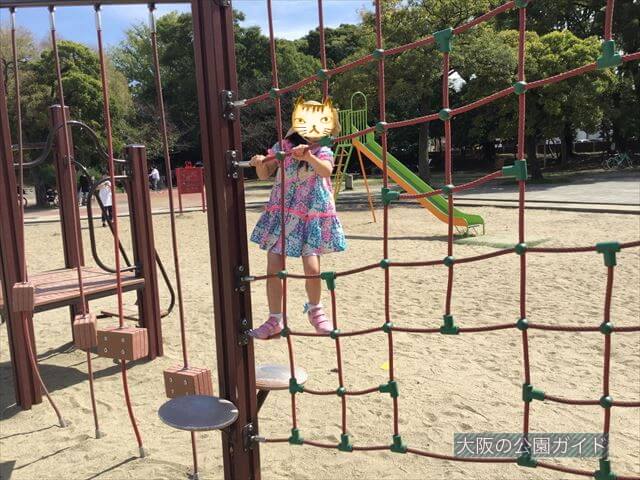 住之江公園のアスレチック遊具で遊ぶ様子