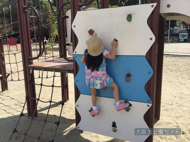 住之江公園のアスレチック遊具で遊ぶ様子、ボルダリング