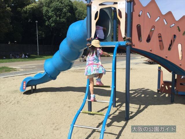住之江公園のチューブ型滑り台