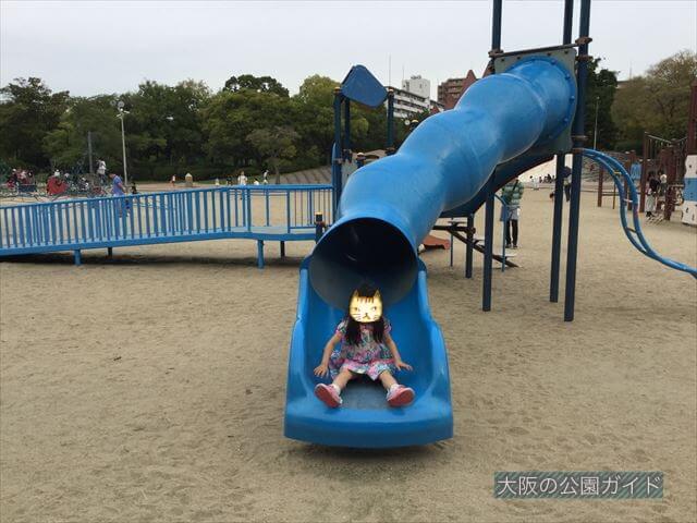 住之江公園のチューブ型滑り台を滑る様子