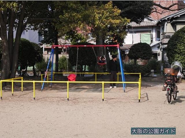 住吉公園児童遊戯場・3歳～6歳遊具・ブランコ