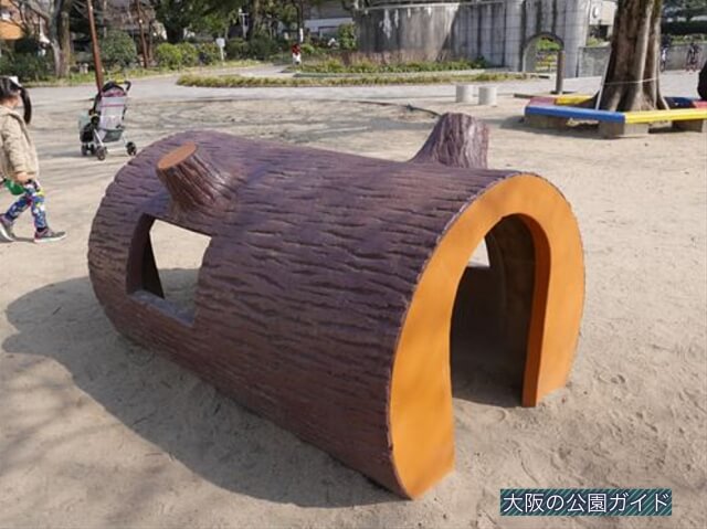 住吉公園児童遊戯場・3歳～6歳遊具・ままごとの家