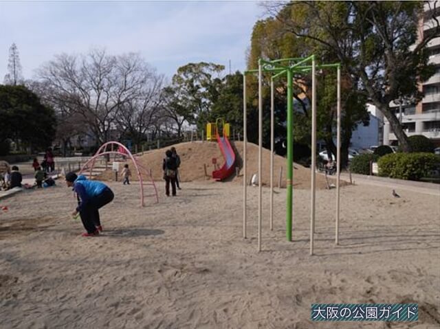 住吉公園児童遊戯場・小学生向け遊具・登り棒・雲梯・滑り台
