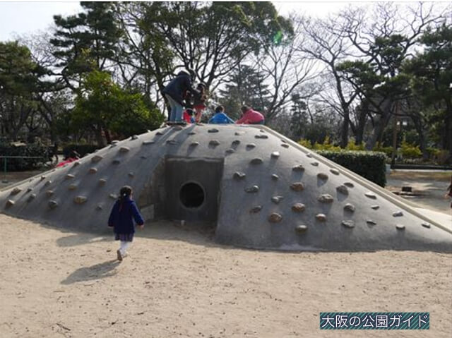 住吉公園児童遊戯場・6歳～12歳遊具・小学生向け・石の山