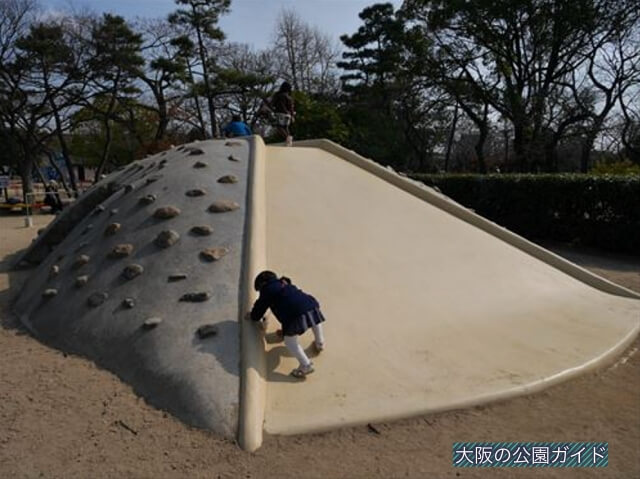 住吉公園児童遊戯場・6歳～12歳遊具・小学生向け・石の山滑り台側