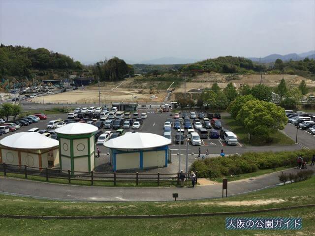 丘の上から見た蜻蛉池公園の第1駐車場