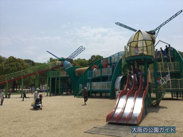 「蜻蛉池公園」大型遊具、横3列の滑り台