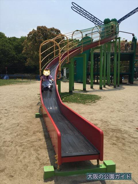 「蜻蛉池公園」大型遊具のロング滑り台を滑る