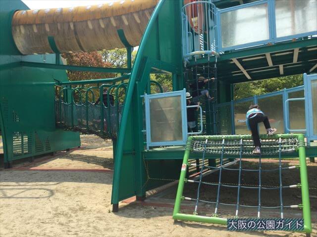「蜻蛉池公園」トンボ遊具の縄梯子とトンネル