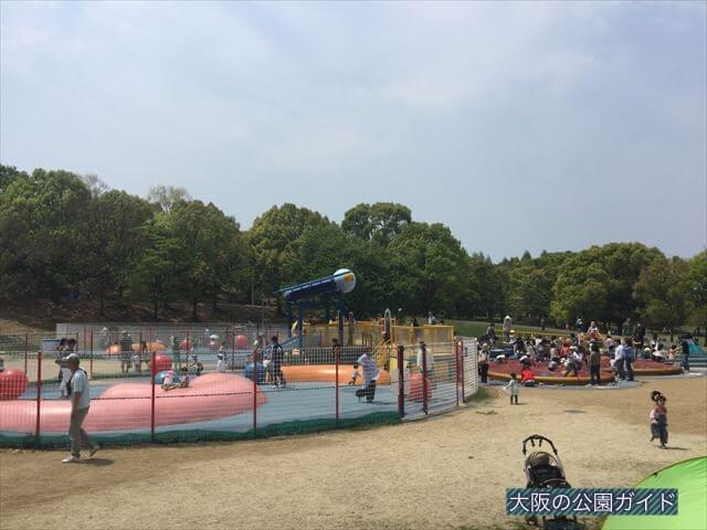 「蜻蛉池公園」チョウの遊具