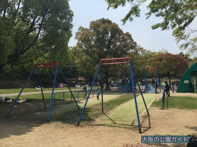 「蜻蛉池公園」ぶら下がる遊具「ターザンロープ」