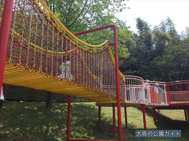 「蜻蛉池公園」大すべりだいの上の遊具