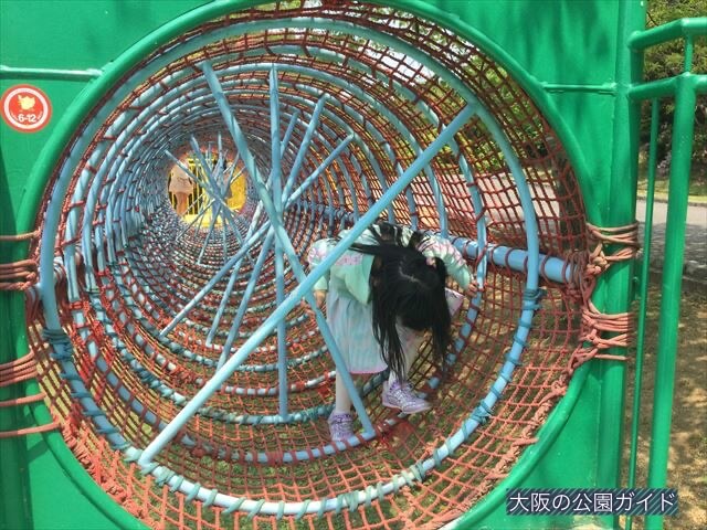 「蜻蛉池公園」大すべりだいのトンネル遊具