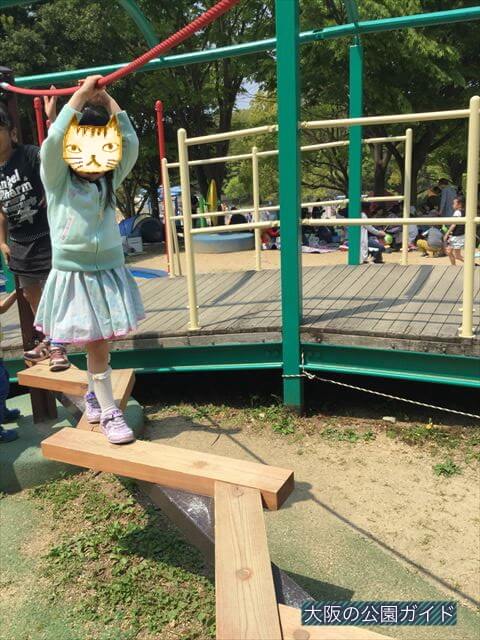 「蜻蛉池公園」トンボ遊具、平均台