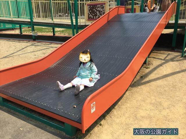 「蜻蛉池公園」トンボ遊具、小さな子供向けの滑り台