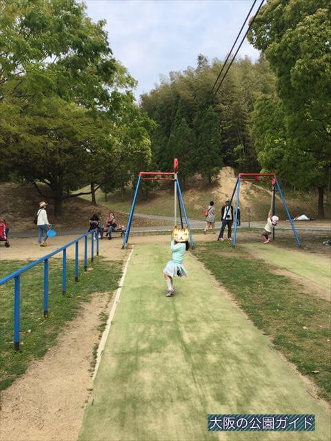 「蜻蛉池公園」ぶら下がる遊具「ターザンロープ」