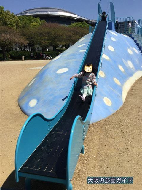 「八幡屋公園」ジンベイザメ遊具、しっぽの方にも滑り台がある
