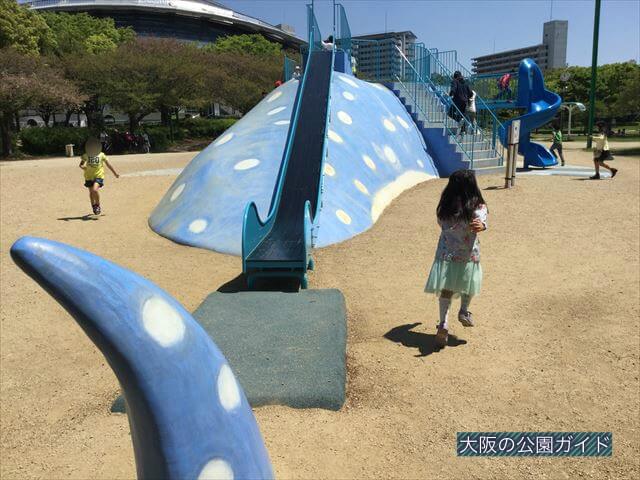 「八幡屋公園」ジンベイザメ遊具、後方の細長い滑り台と尻尾