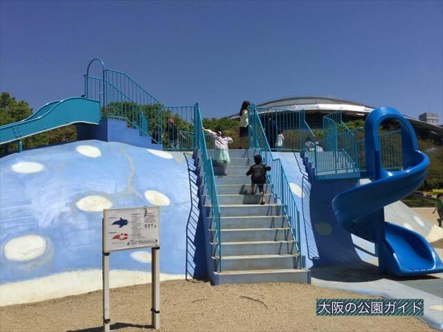 「八幡屋公園」ジンベイザメ遊具、左側の階段と幼児向け回転滑り台