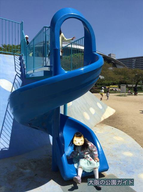「八幡屋公園」ジンベイザメ遊具、左側の幼児向け回転滑り台