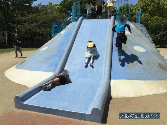 「八幡屋公園」ジンベイザメ遊具の滑り台で遊ぶ子供