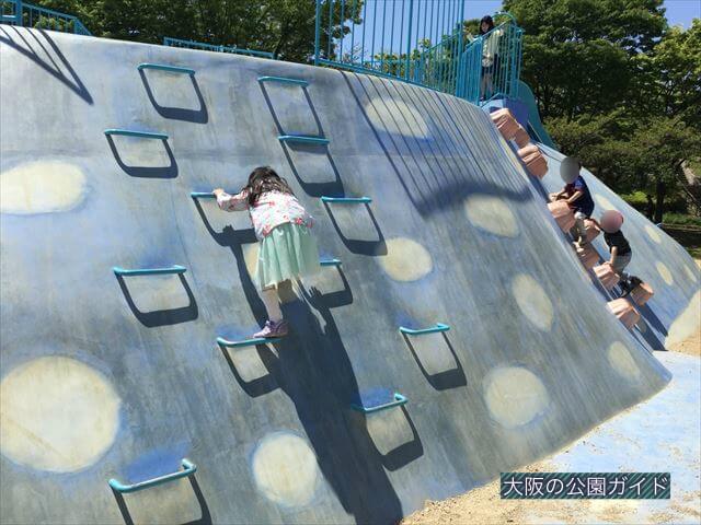 「八幡屋公園」ジンベイザメ遊具、クライミング＆ふじつぼ登り