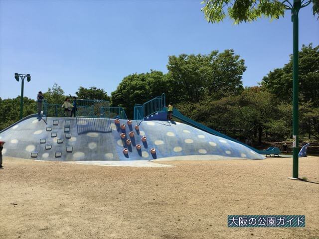 「八幡屋公園」ジンベイザメ遊具、クライミング＆ふじつぼ登り、横全体を撮影