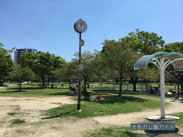 「八幡屋公園」芝生広場