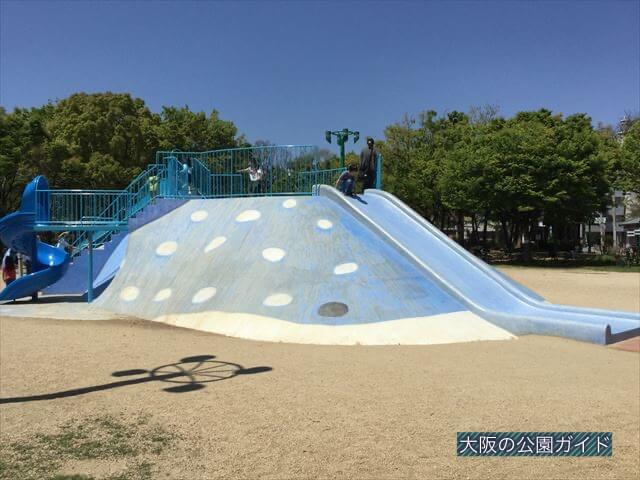 「八幡屋公園」ジンベイザメ遊具