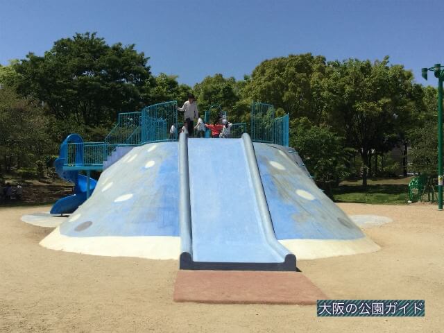 「八幡屋公園」ジンベイザメ遊具、正面から撮影