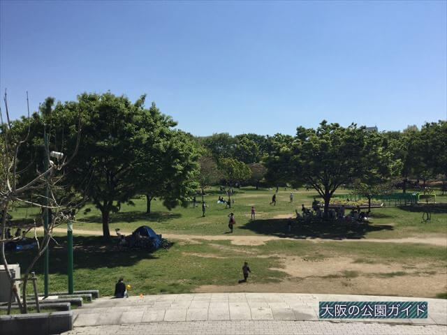 「八幡屋公園」芝生広場、大阪プール側から撮影