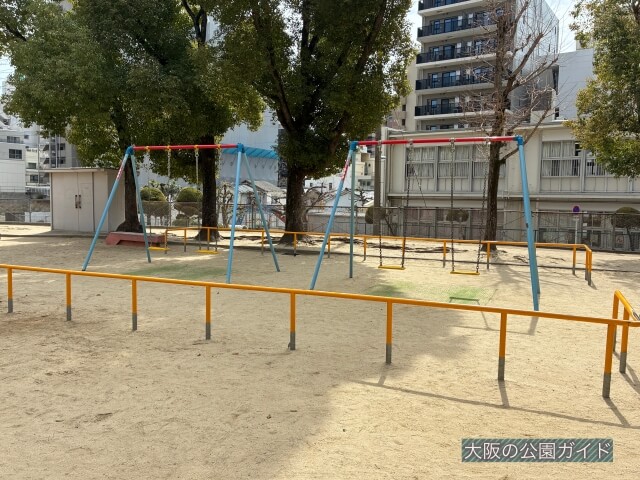 「銅座公園」ブランコ